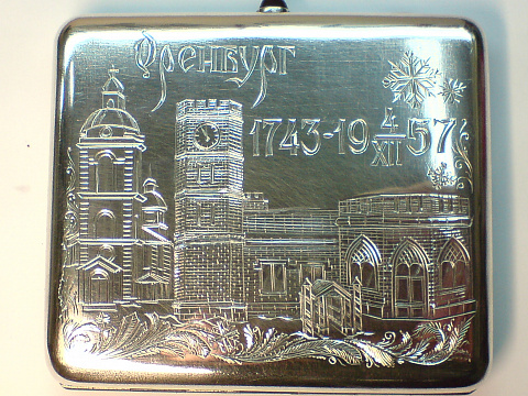 на серебр. портсигаре